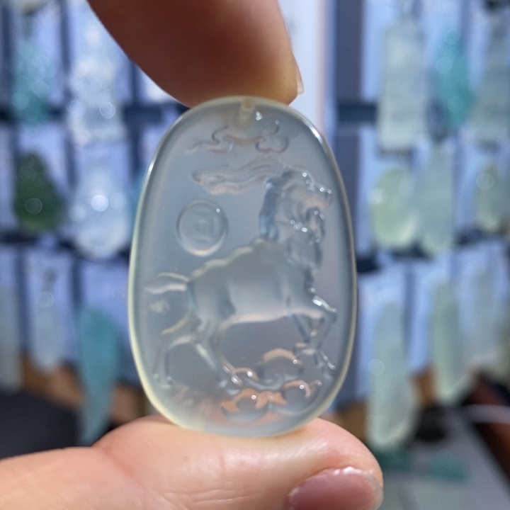 岫玉未镶嵌颈饰吊坠