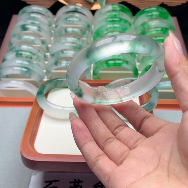 小***学石英质玉未镶嵌手镯