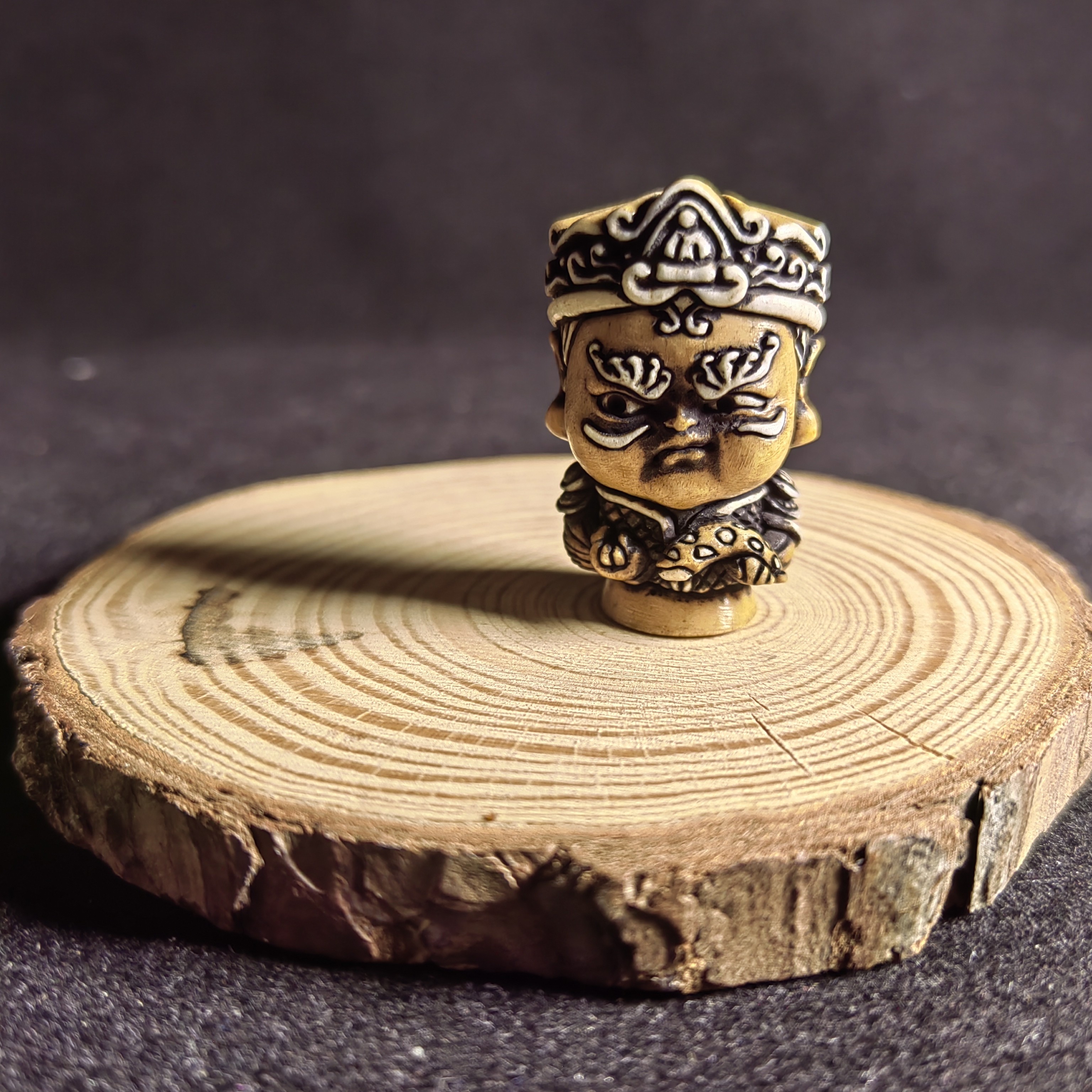 鹿角根付《财神》采用古法炼色工艺，盘玩更加柔润古朴。