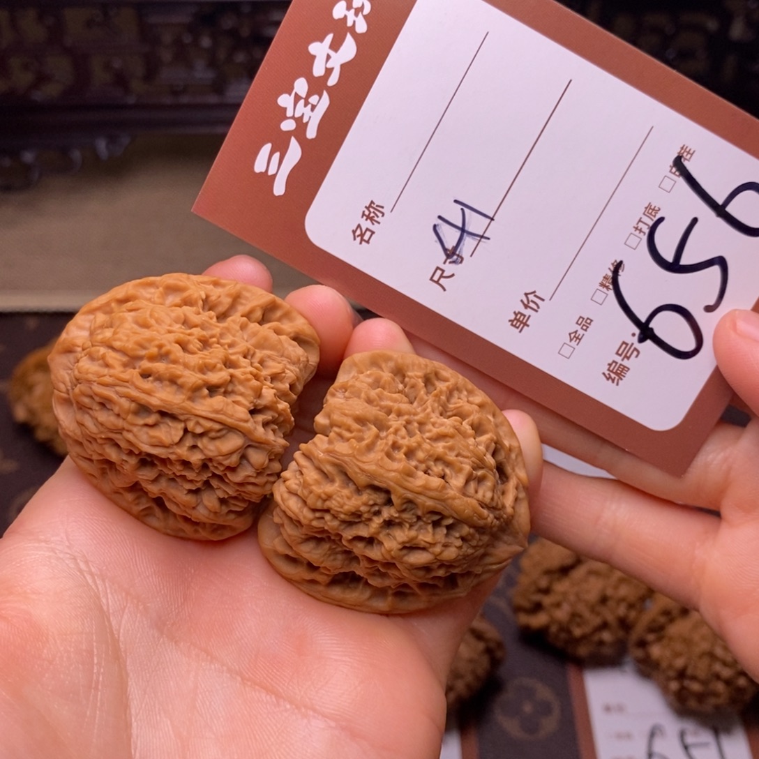 文玩核桃把件41三角疆656。  