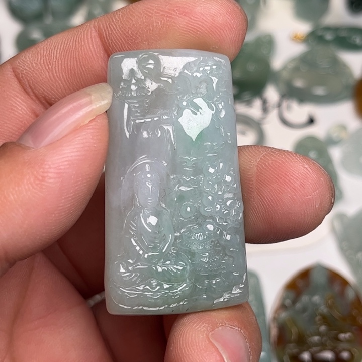 翡翠未镶嵌颈饰山水观音