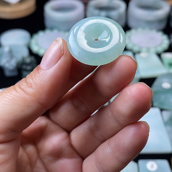 翡翠挂件未镶嵌翡翠的