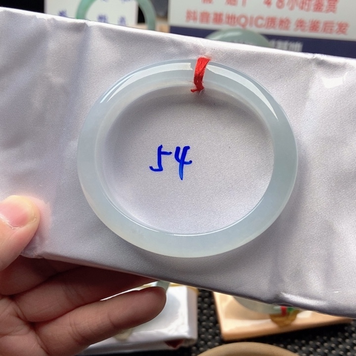 翡翠未镶嵌手镯（贵妃镯）月光白