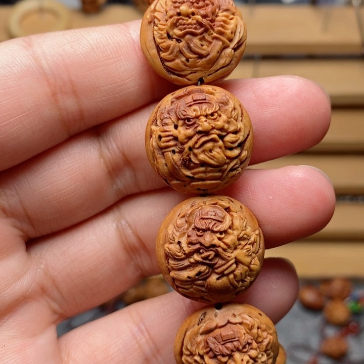 桃核雕刻钟馗手串