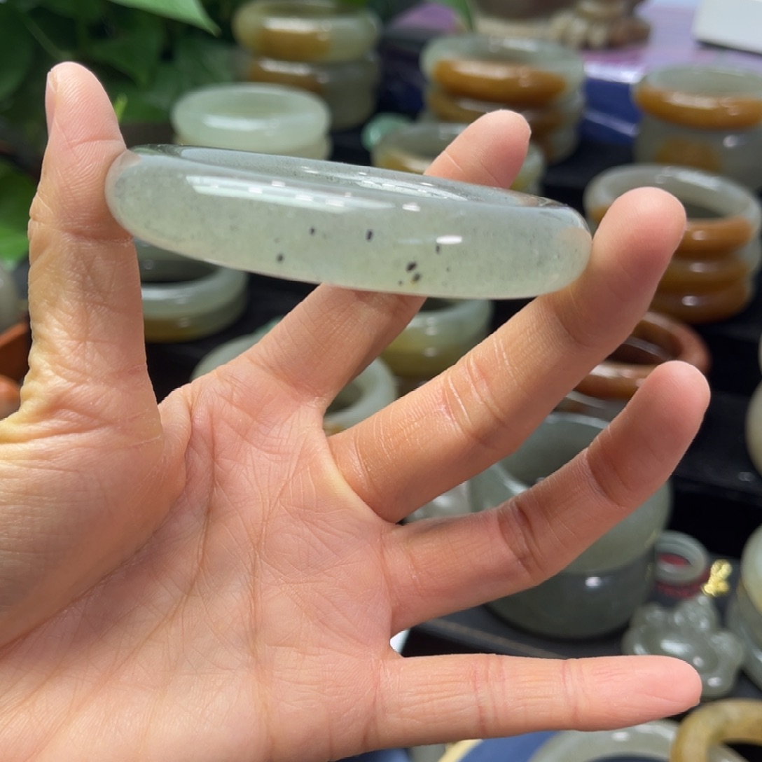 娜****石英岩玉未镶嵌手镯