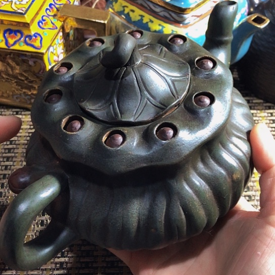 紫砂茶壶原矿泥料手工制作的紫砂壶。
