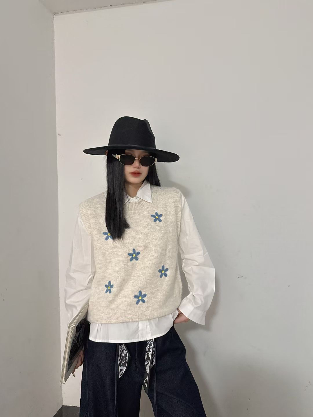 2025软糯花灰小蓝绣花叠穿毛衣背心女秋无袖套头造型短款马甲套装