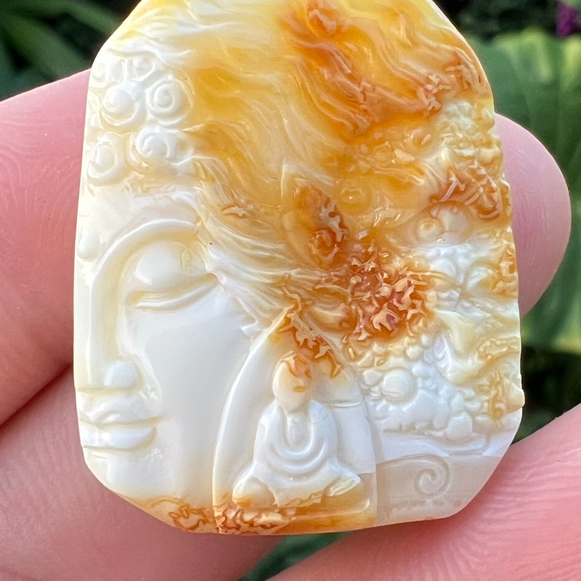 天然原矿精选琥珀蜜蜡一念之间瓷白精工雕刻件 俏色设计 重8.00克