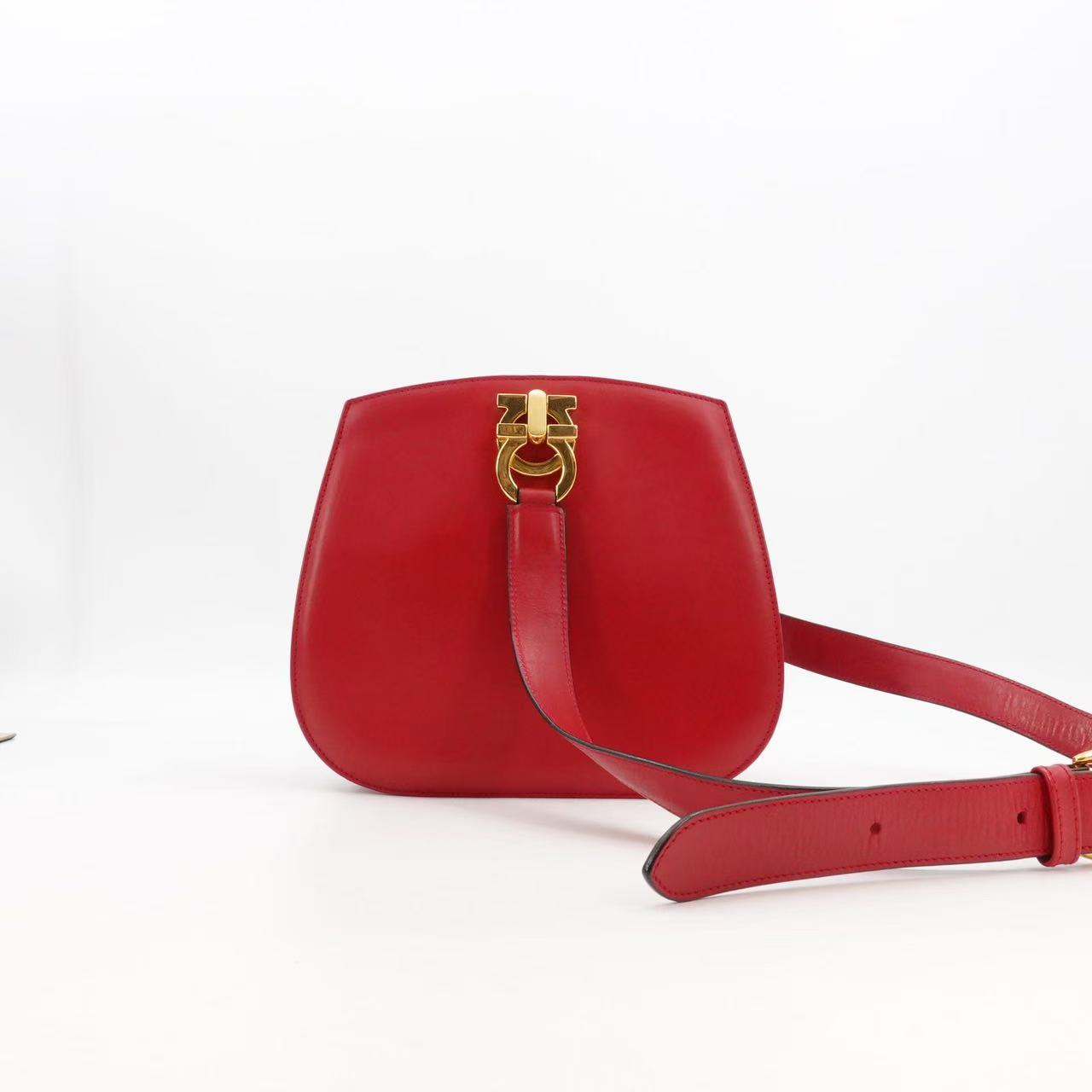 95新 FERRAGAMO/菲拉格慕 红色金扣单肩包/70124026