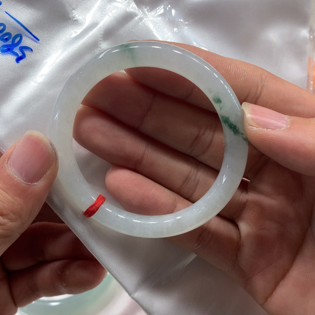 翡翠手镯未镶嵌有瑕