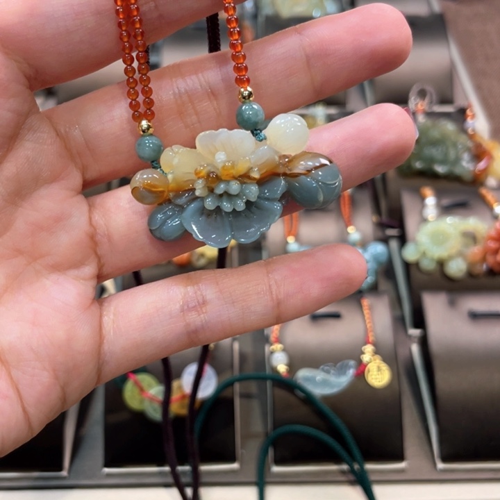 蛇纹石玉颈饰未镶嵌易**寒