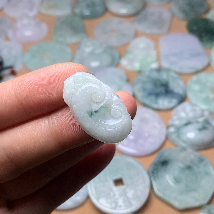 翡翠未镶嵌颈饰如意