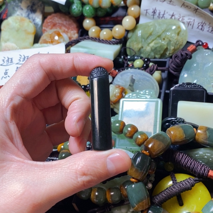 透闪石质玉颈饰未镶嵌