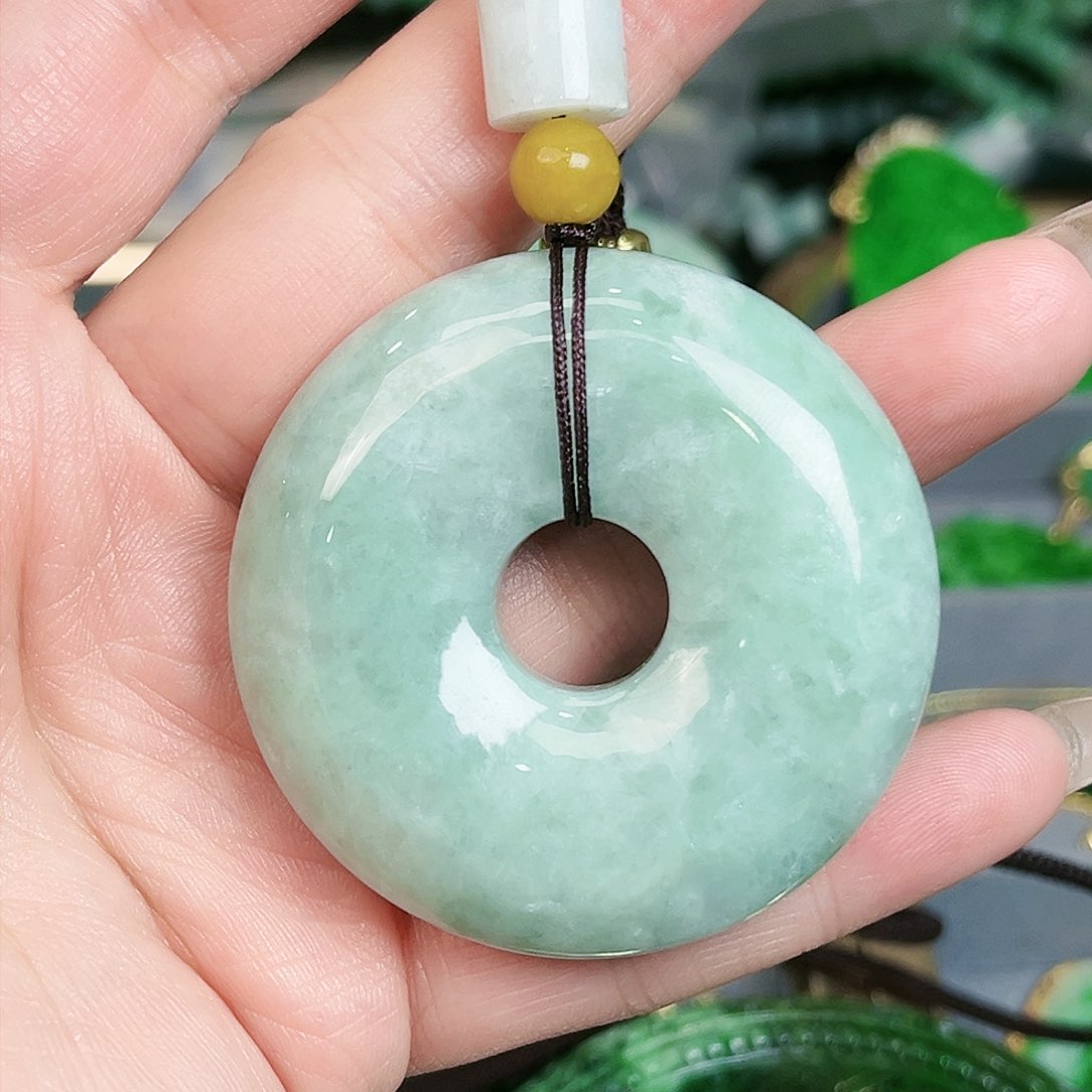 翡翠颈饰足银镶嵌吊坠