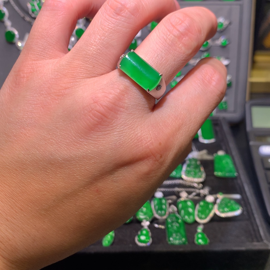 翡翠戒指18K金镶嵌天然翡翠