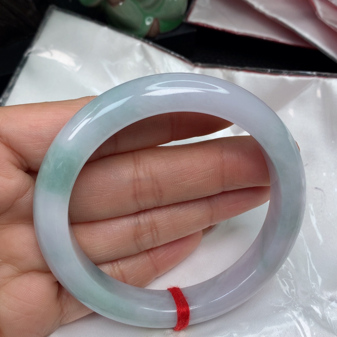 翡翠手镯未镶嵌……………