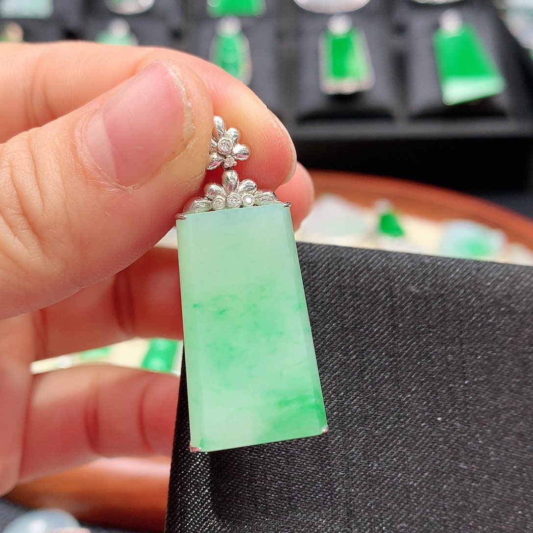 翡翠颈饰18K金镶嵌无事牌