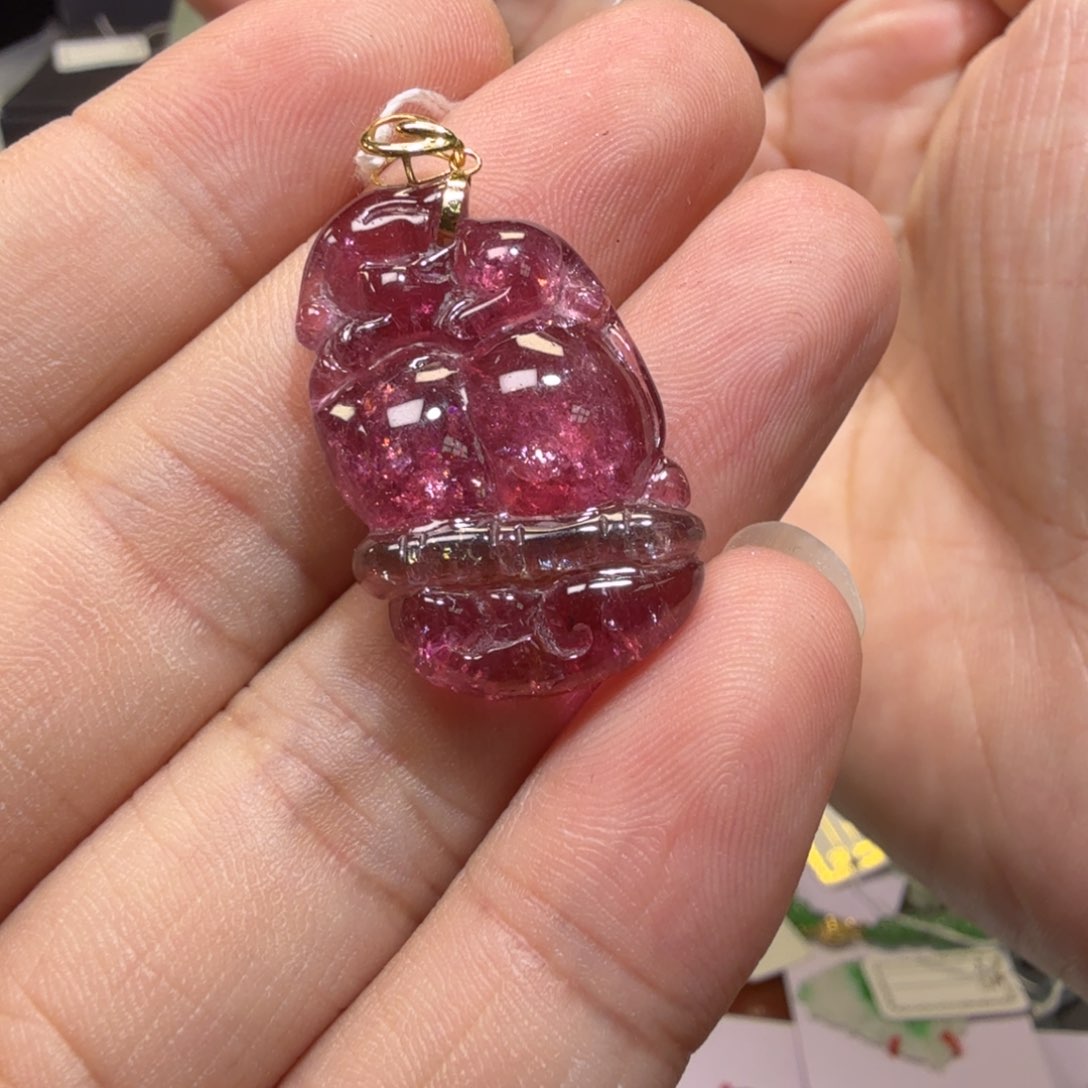 王***某18K金镶嵌颈饰碧玺