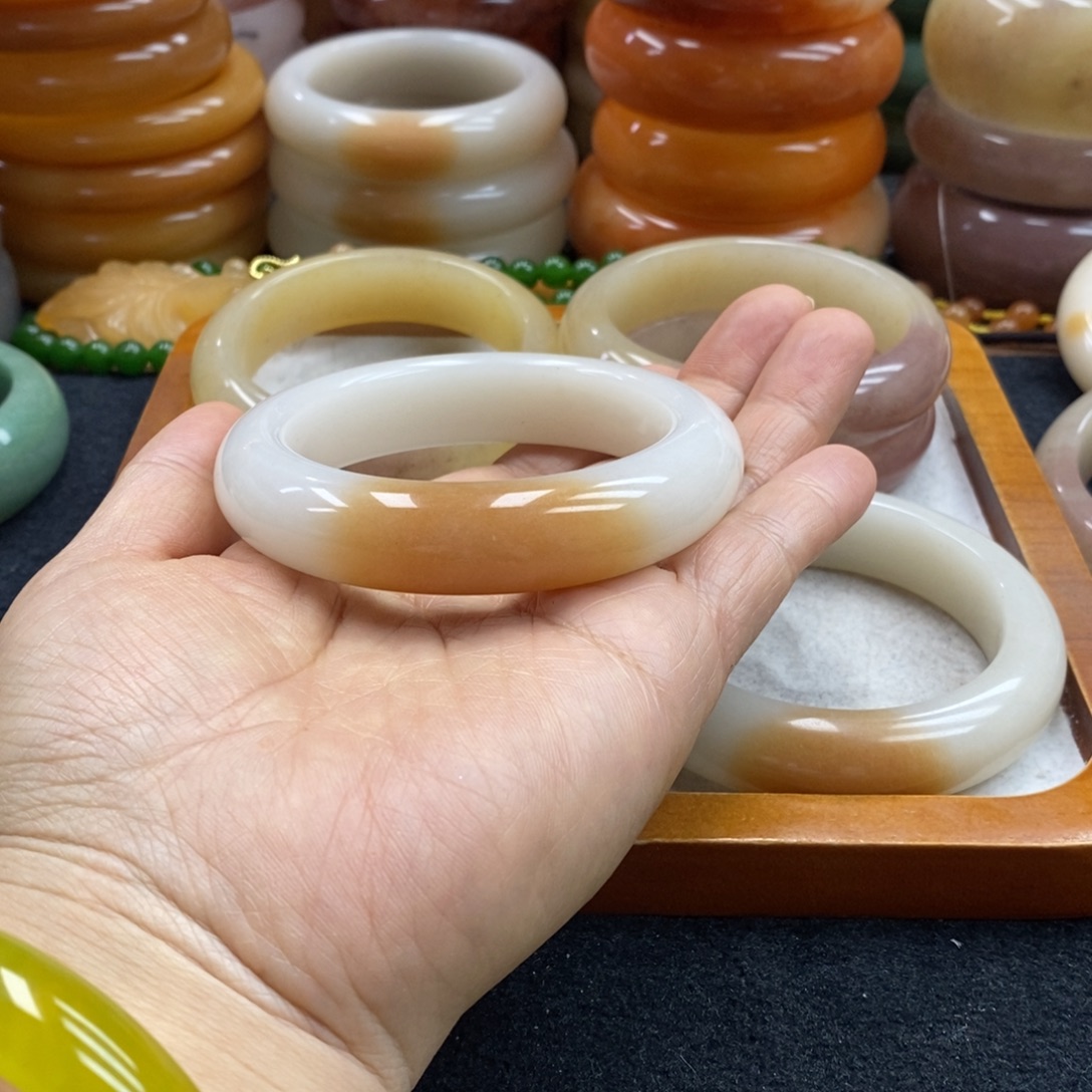 樱***桃石英岩玉未镶嵌手镯（圆镯）