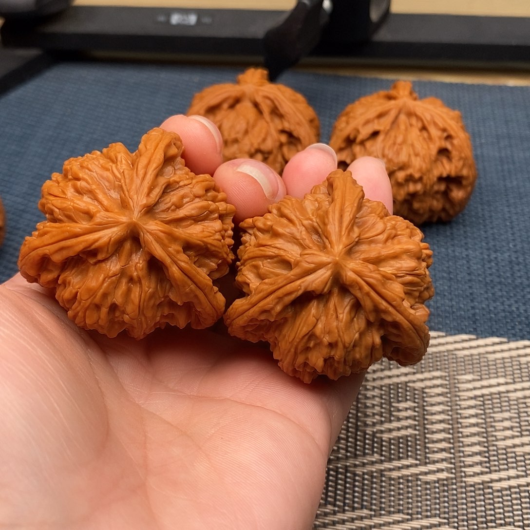 ****当文玩核桃吊坠三棱