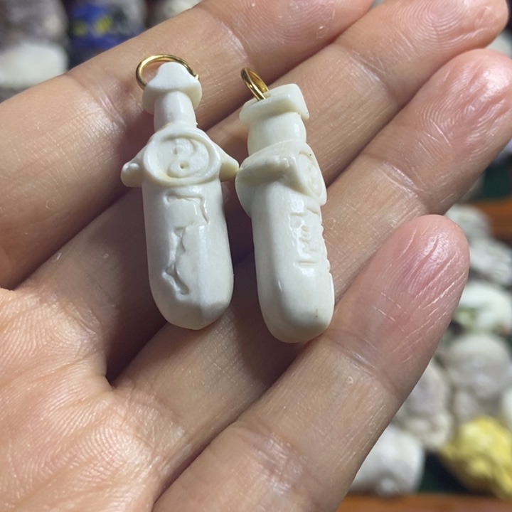 配饰鹿角雕刻一个出