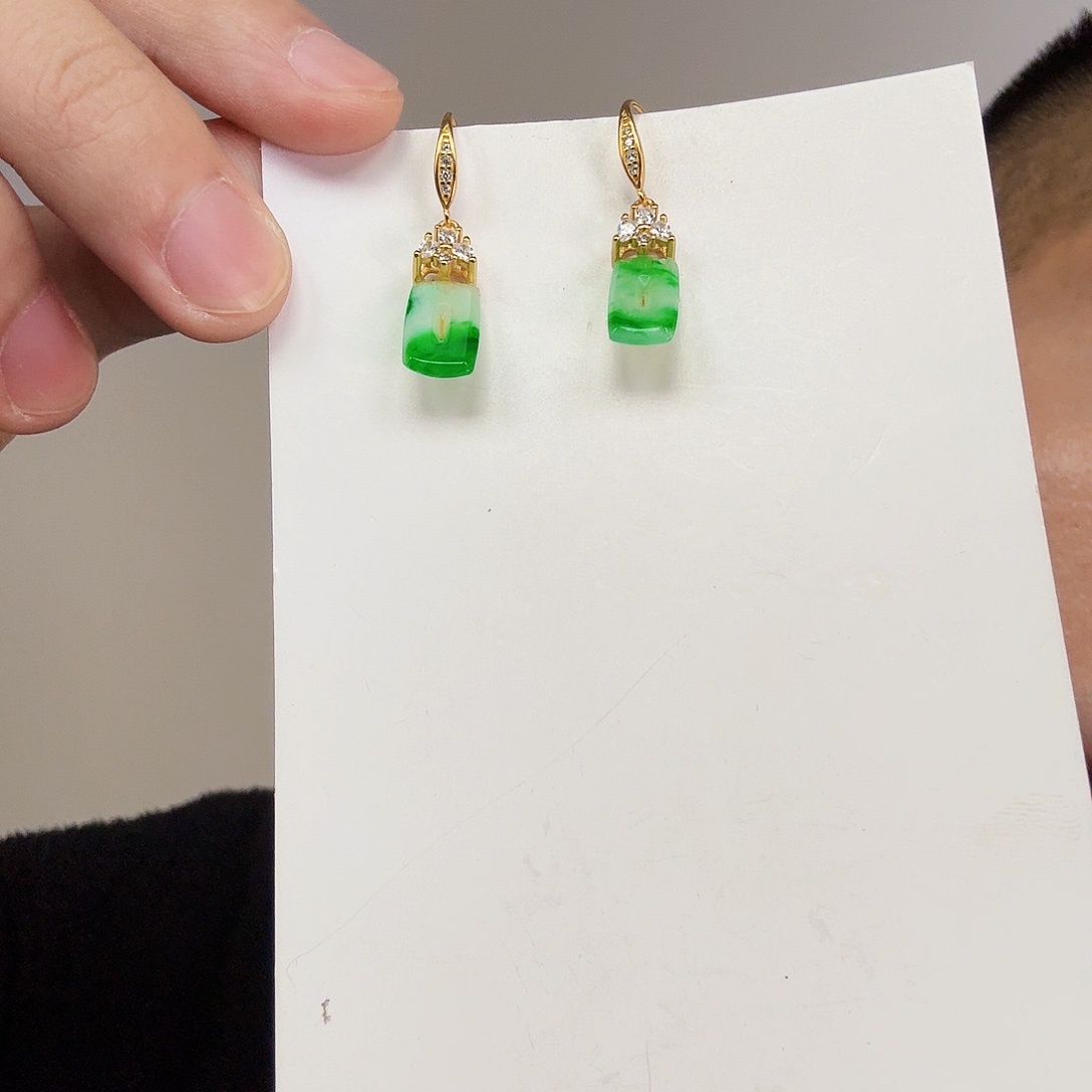 翡翠未镶嵌颈饰一对