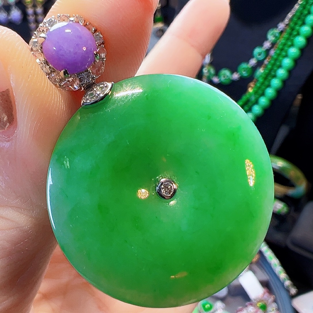 颈饰18K金镶嵌翡翠签收后24小时鉴赏期