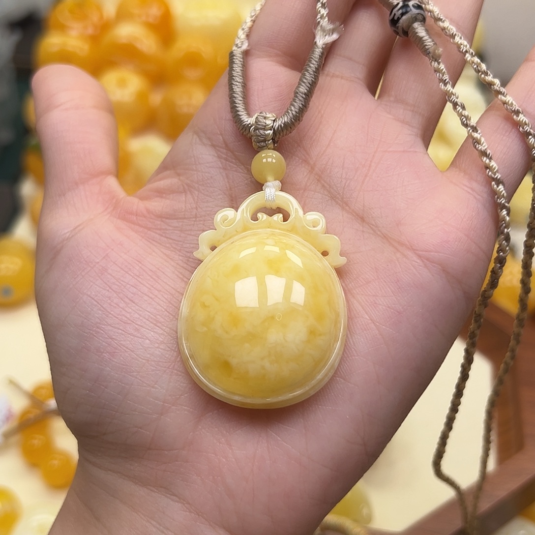 琥珀未镶嵌颈饰蜜蜡