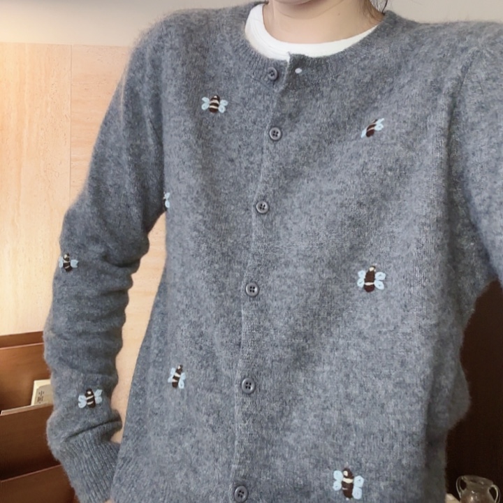 小蜜蜂立体刺绣开衫毛衣