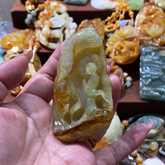 蛇纹石玉未镶嵌颈饰