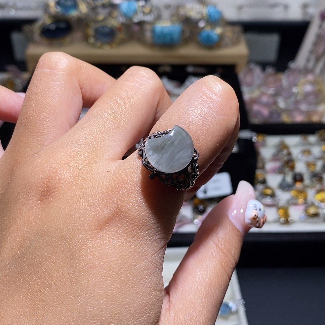 住***了银S925镶嵌水晶戒指