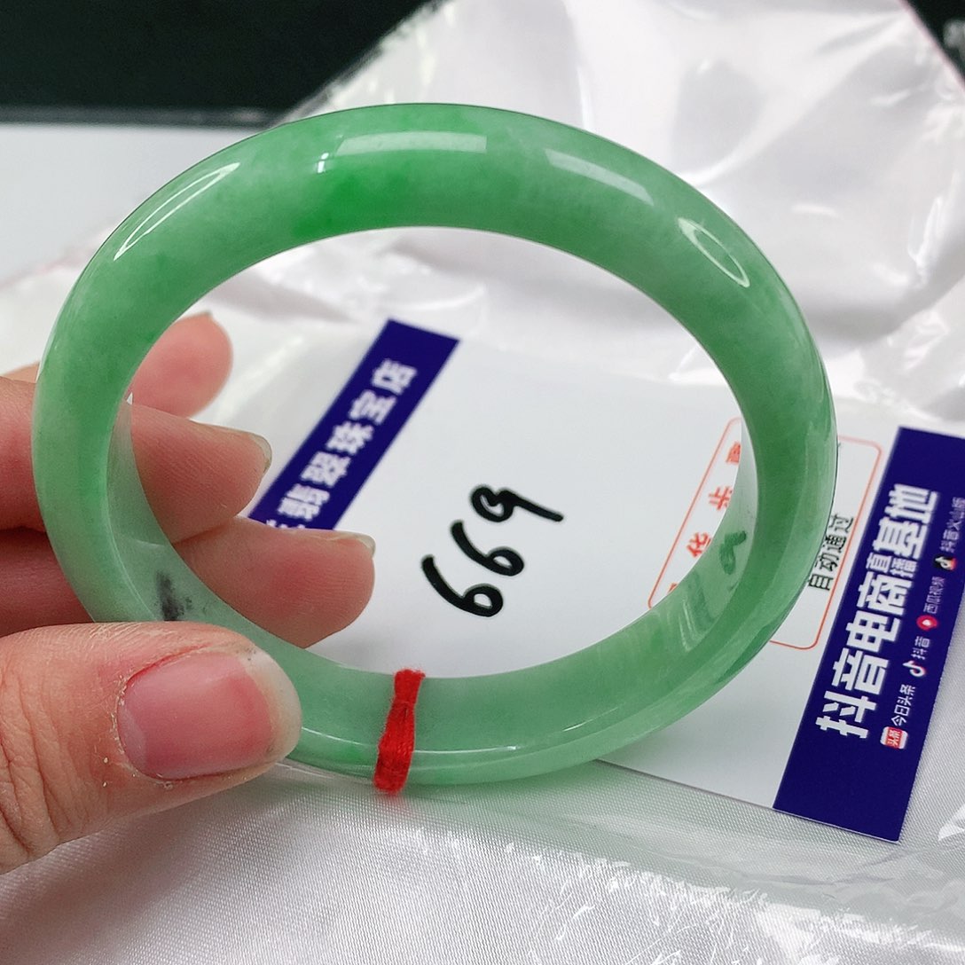 翡翠手镯未镶嵌翡翠