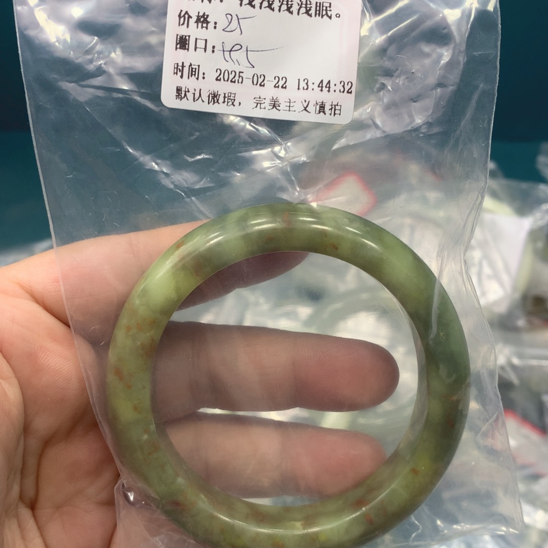透闪石-蛇纹石玉手镯未镶嵌浅****。