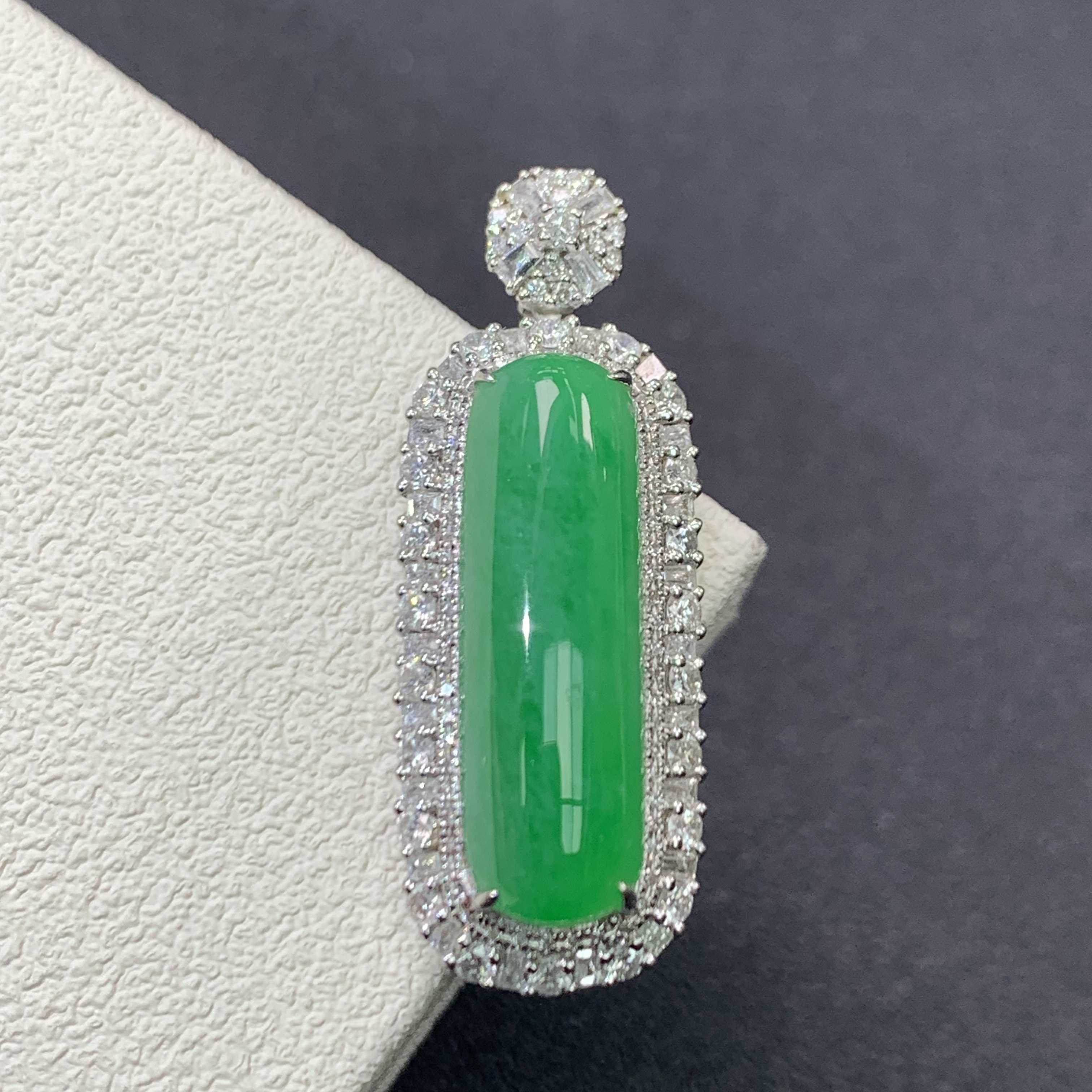 新品推荐·18k金浓阳绿无事牌翡翠玉石缅A吊坠气质轻奢平安无事