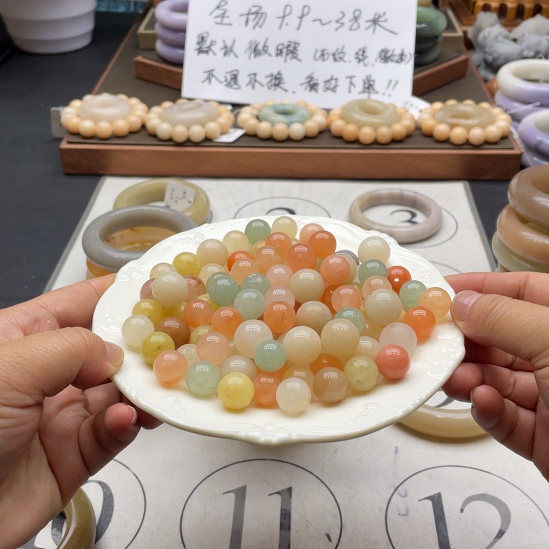 小***觉石英岩玉未镶嵌手镯