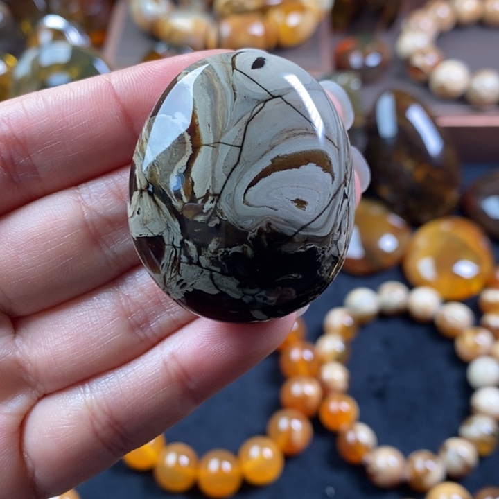 琥珀未镶嵌颈饰青花瓷