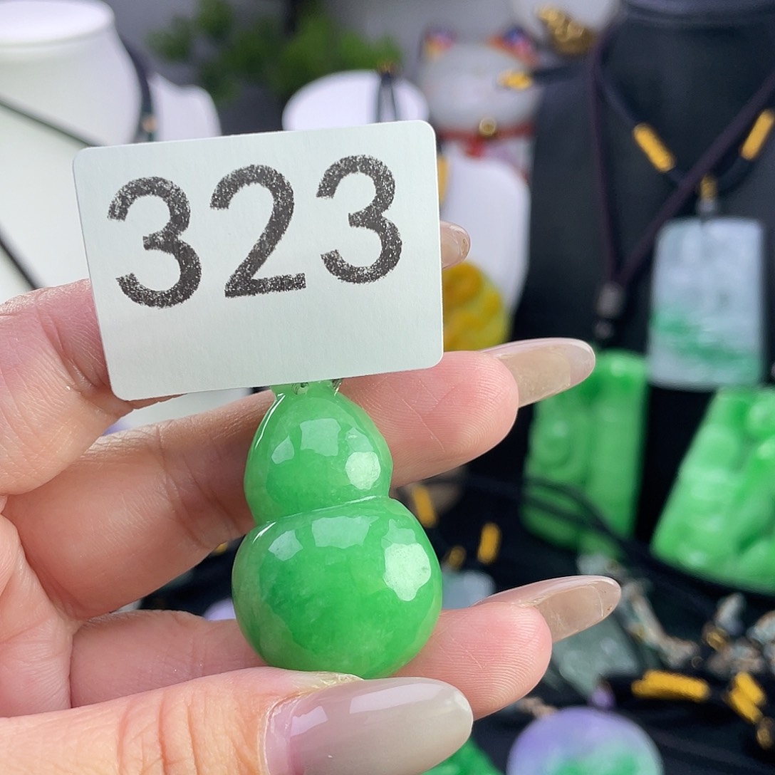 翡翠未镶嵌吊坠(赠链)