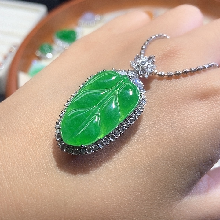 颈饰18K金镶嵌翡翠不含项链