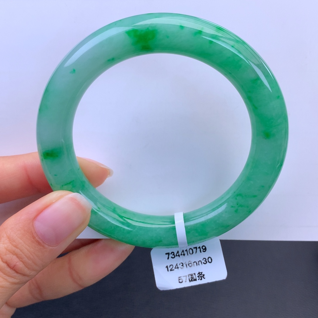 翡翠未镶嵌手镯绿底飘翠圆条手镯