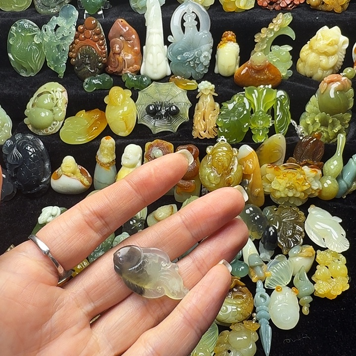 蛇纹石玉未镶嵌颈饰