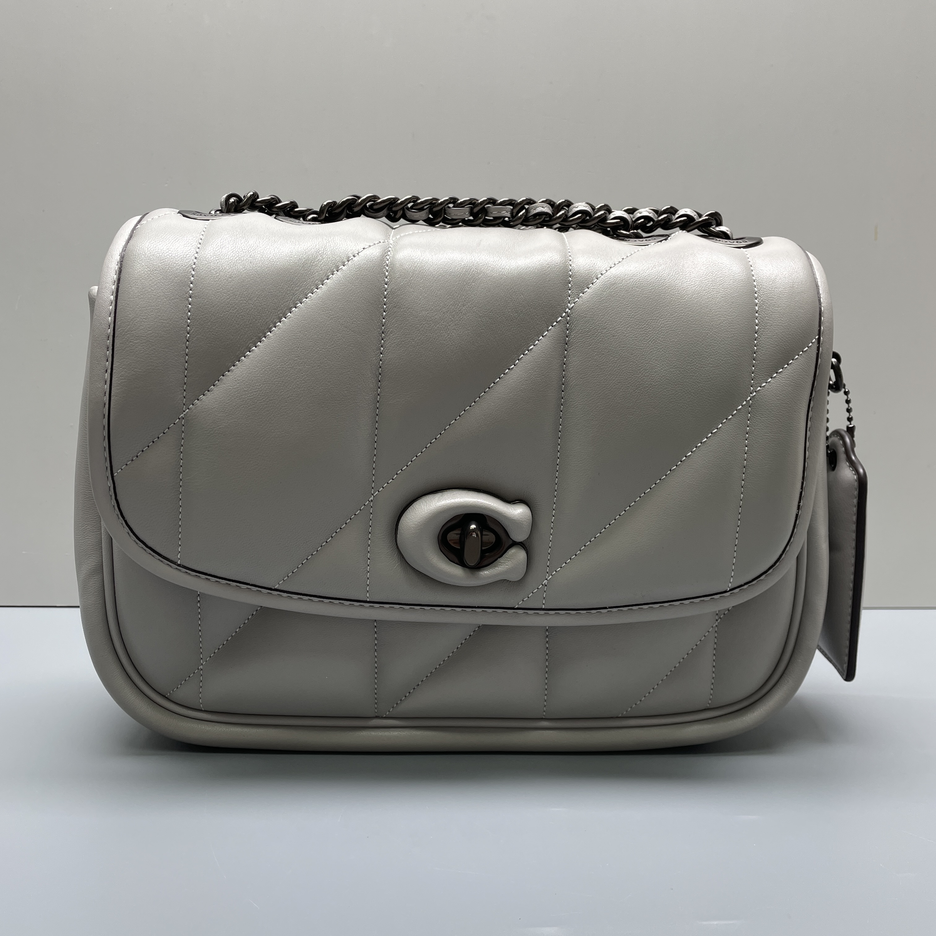 95新 COACH/蔻驰 pillow24灰色链条包24*19*7cmE110510