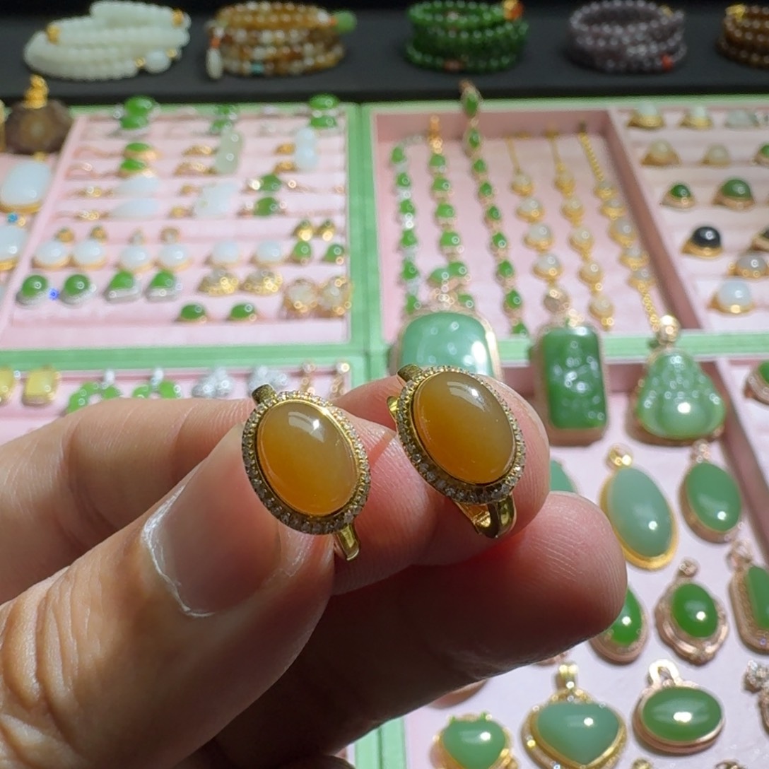 和田玉（糖玉）耳扣18K金镶嵌太妃糖耳扣