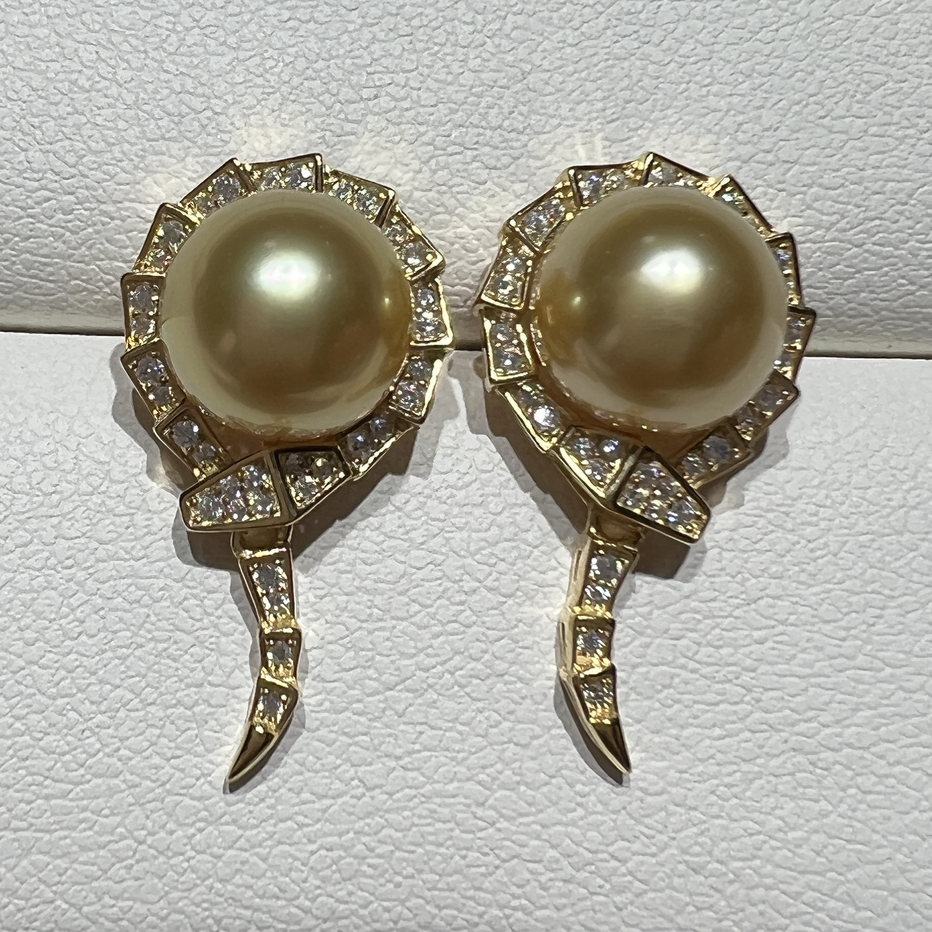 【周天珠宝】蛇年新款海水南洋金珠卡家同款耳钉s925银时尚优雅经典