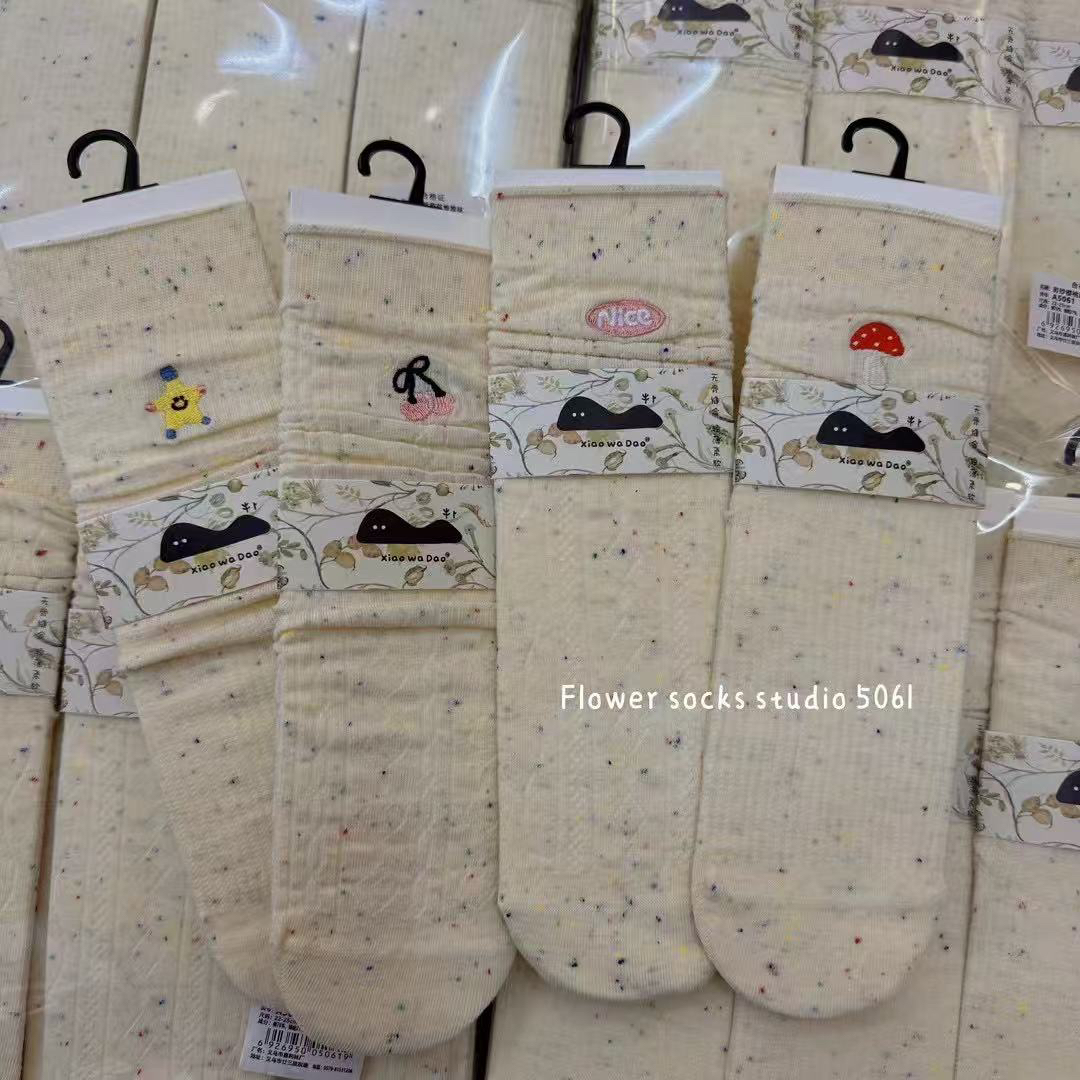 可爱卡通中筒袜女秋冬彩色点子纱搞怪表情堆堆袜