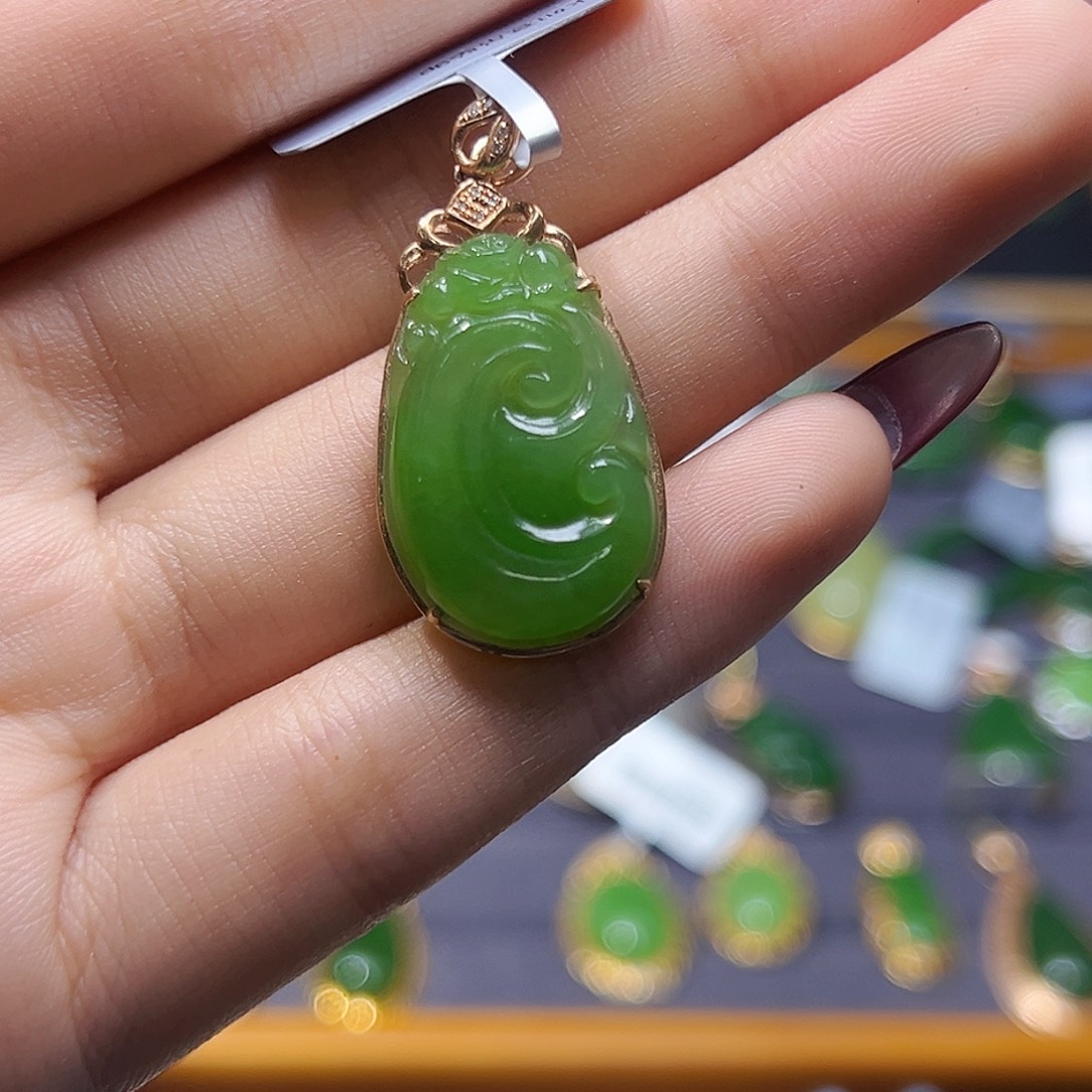 和田玉18K金镶嵌吊坠(赠链)