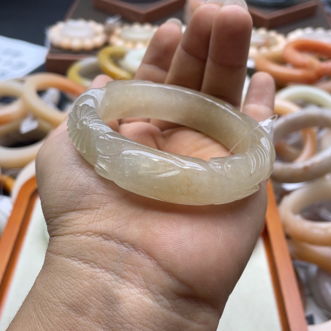 冷***曦石英岩玉未镶嵌手镯
