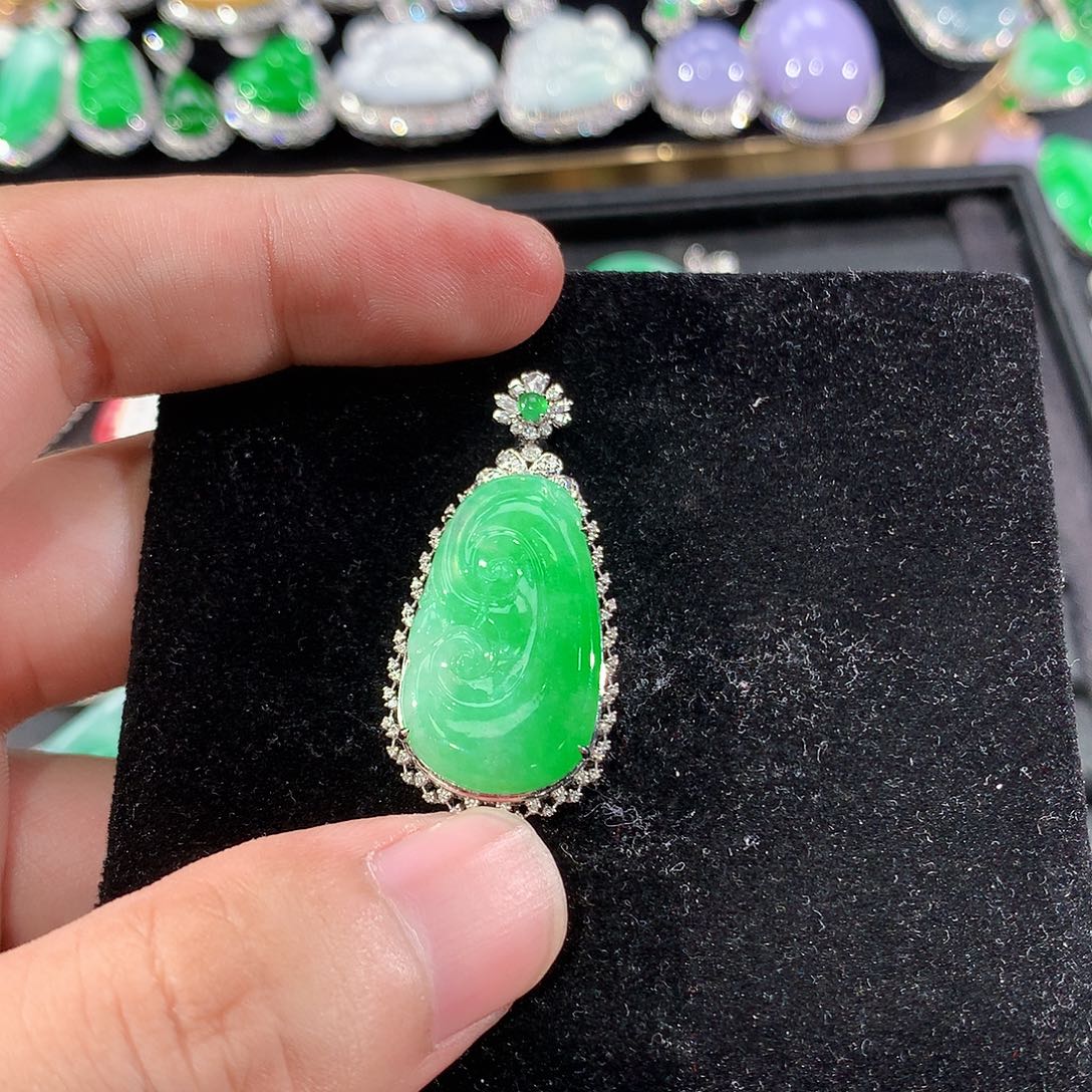 翡翠18K金镶嵌颈饰