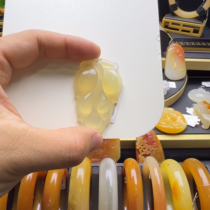 石英质玉（黄龙玉）未镶嵌颈饰