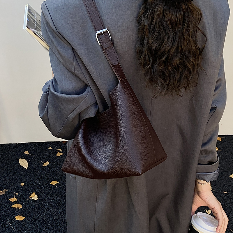 简约韩版2025秋冬新款时尚百搭大容量托特包包女高级感通勤腋下包