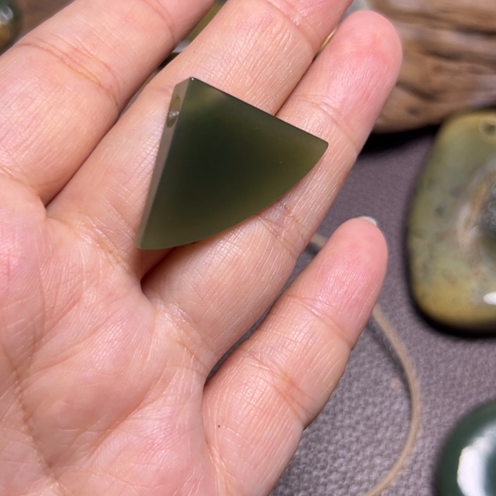 岫岩河磨玉（透闪石质玉）未镶嵌颈饰